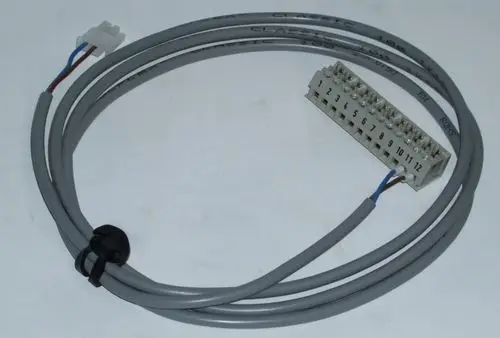 Graues Kabel mit Stecker und 12-poligem Anschluss, verwendet in Heizsystemen, erkennbar als Daikin-Komponente, die in Rotex-Hardware integriert ist.
